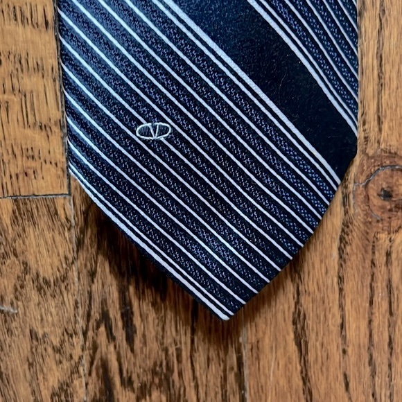 Valentino Men’s Navy Blue Striped Silk Neck Tie. Excellent condition. - Picture 2 of 5